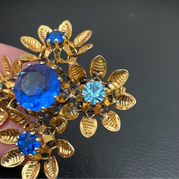 Vintage Austrian Crystal Ornate Gold Tone Filigree Blue Crystal Brooch 6.5g - Picture 10 of 15
